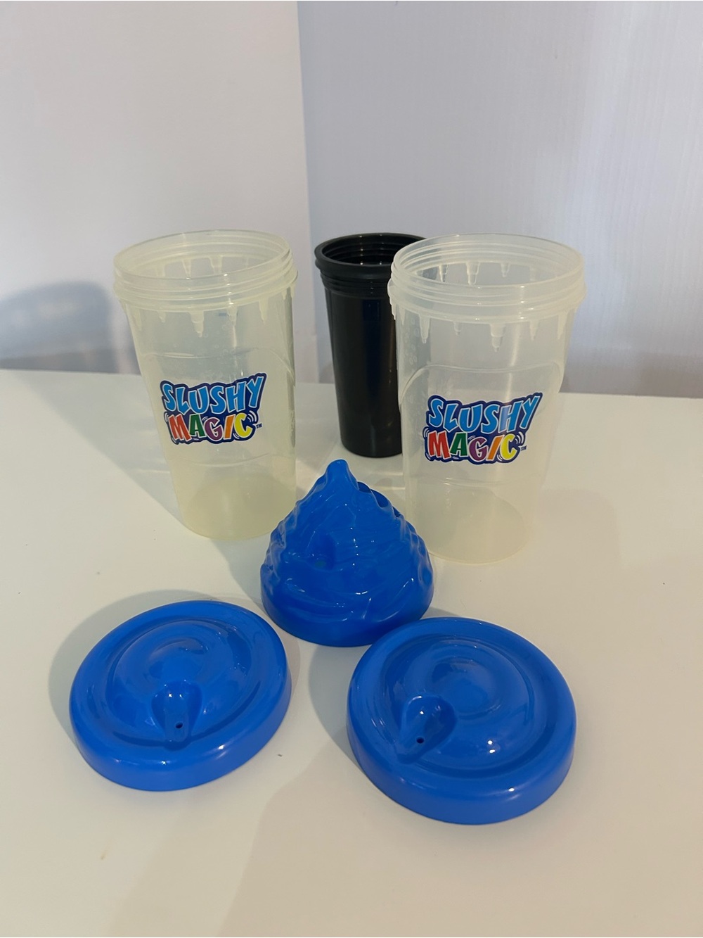 Slushy Magic- 2 cups and 3 lids- plus black cup- kitchen cup set